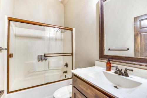 Ένα μπάνιο στο Lavish Retreat with Decks, Steps to Table Rock Lake!