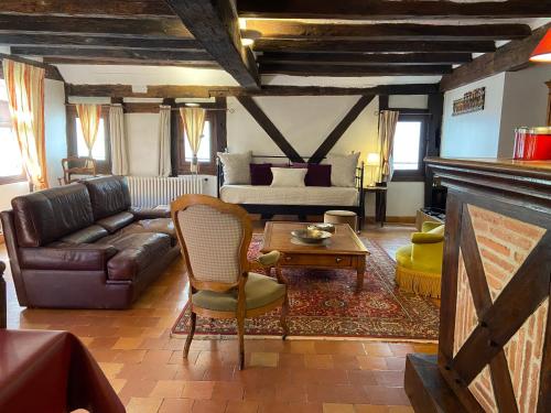 un salon avec un canapé et une table dans l'établissement La Maison Rouge, à Chinon