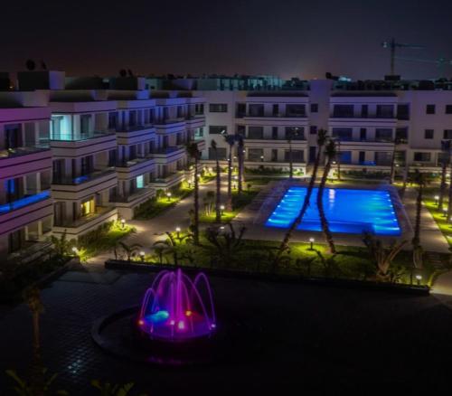 Luxury Apartment in El Mansouriaの敷地内または近くにあるプール