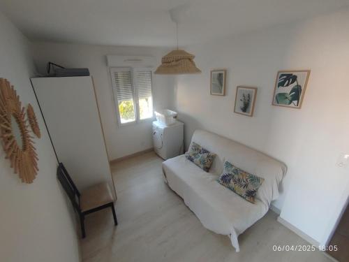 - un salon avec un canapé blanc et une fenêtre dans l'établissement Apartment Calanques Marseille, à Marseille