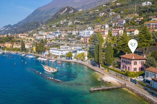 マルチェージネにあるVilla Schlosser Lake Front & Private Poolの水上の船を使った町の空中風景