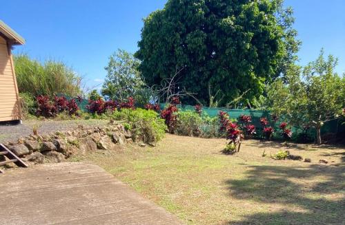 Taman di luar L'Alamanda