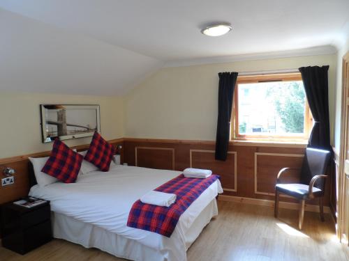 1 dormitorio con cama y ventana en Bala House, en Edimburgo