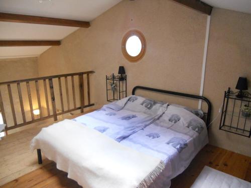 une chambre avec un lit blanc avec une fenêtre dans l'établissement Gite au Lac du Gouyre, à Puygaillard-de-Quercy