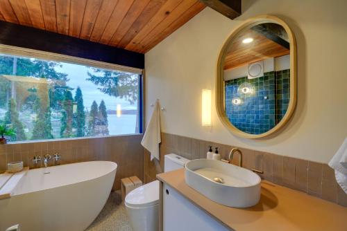 Bilik mandi di Waterfront Port Orchard Retreat with Furnished Deck!
