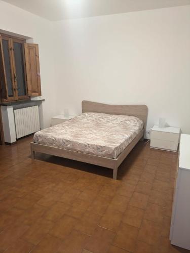 una camera da letto con un letto e un pavimento in legno di Appartamento Rimortoli a Lucca