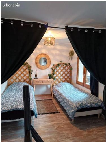 une chambre avec deux lits et une fenêtre dans l'établissement Maison à colombage dans cour privée avec jardin sur les remparts du village, à Bergheim