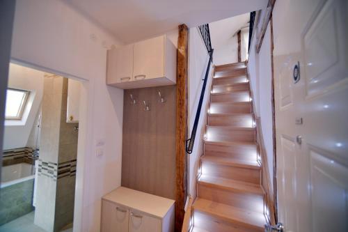eine Treppe in einem winzigen Haus mit einem Zimmer in der Unterkunft Fd.Eight Apartment in Belgrad