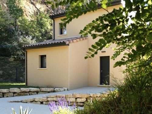 un bâtiment avec une porte sur son côté dans l'établissement Villa Lynaë, à Saint-Restitut