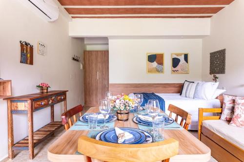 a living room with a table and a couch at Bonito Aconchegante no Hotel Pedra do Rodeadouro Bonito PE in Bonito