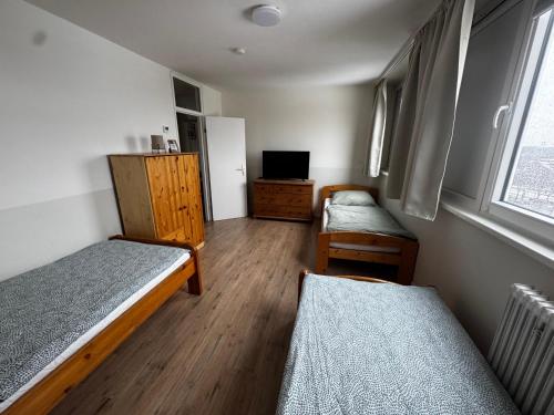 Kleines Zimmer mit 2 Betten und einem TV in der Unterkunft Urban Stay Marl in Marl