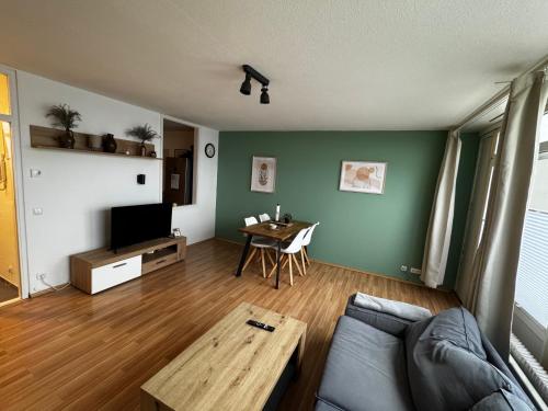 ein Wohnzimmer mit Sofa und Tisch in der Unterkunft Urban Stay Marl in Marl