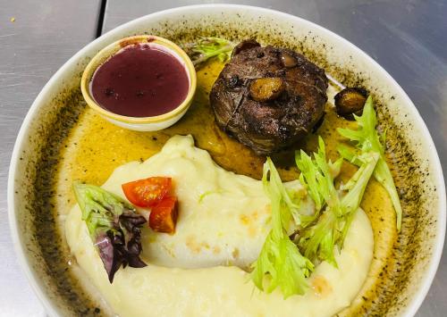 Photo de la galerie de l'établissement Le Matagot Auberge-Restaurant, à Mazeyrat-Aurouze