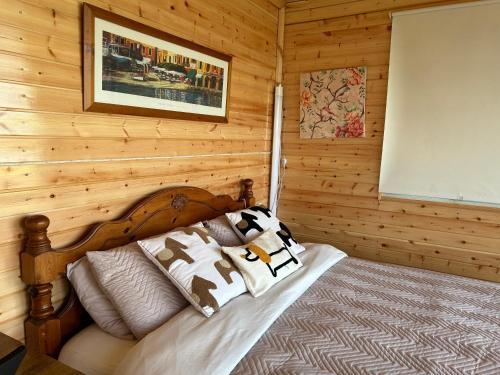 Кровать или кровати в номере Farm stay cabin in the woods