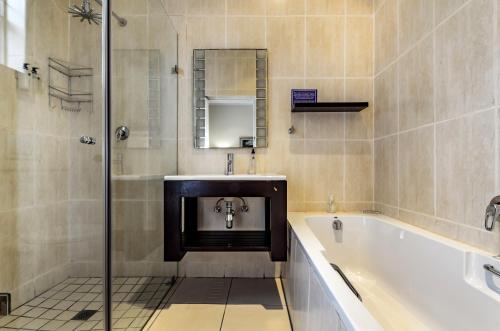 Bilik mandi di First Avenue Guesthouse