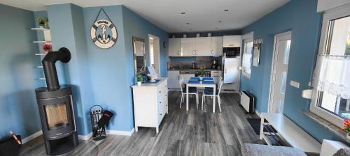 una cucina con pareti blu e una cucina con piano cottura di Ferienhaus Im Wäldchen in See Nähe a Templin