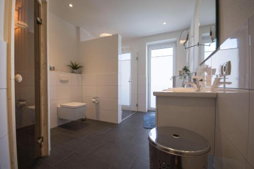 Ένα μπάνιο στο Ferienwohnung-Hohe-Geest-Whg-6