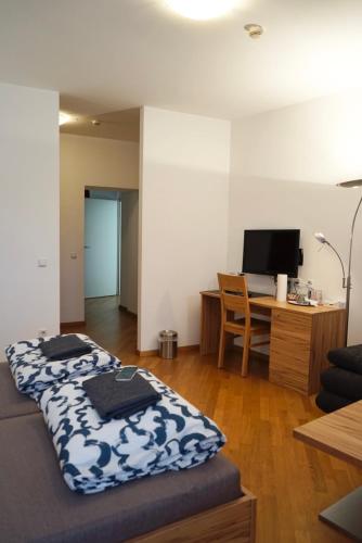 a bedroom with a bed and a desk with a computer at Norling Guest House in Vienna