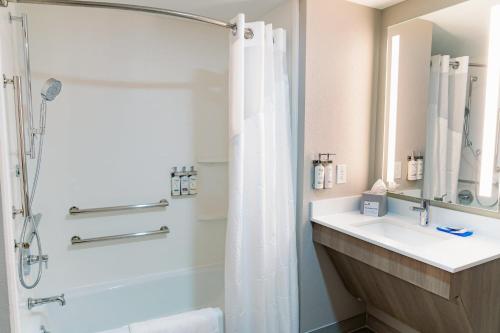 Bagno di Holiday Inn Express Hotel Raleigh Southwest by IHG