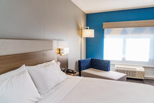 Letto o letti in una camera di Holiday Inn Express Hotel Raleigh Southwest by IHG