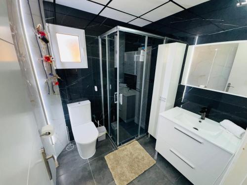 Un baño de Calpe chalet privado piscina a 5min de la playa y centro jacuzzi barbacoa wifi aire