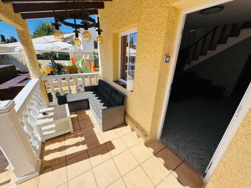 Un balcón o terraza en Calpe chalet privado piscina a 5min de la playa y centro jacuzzi barbacoa wifi aire