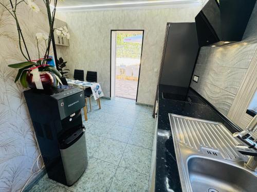 Una cocina o cocineta en Calpe chalet privado piscina a 5min de la playa y centro jacuzzi barbacoa wifi aire