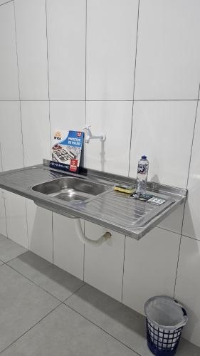 a kitchen counter with a sink and a counter top at Pousada Morada do Sol AP 01 in Três Marias