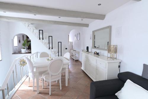 un soggiorno con tavolo e sedie bianchi e una sala da pranzo di Ronciglione Home di F & E a Ronciglione