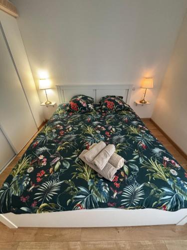 une chambre avec un lit avec deux serviettes dessus dans l'établissement Appartement 2 chambres-Vue imprenable sur la Cathédrale-Wifi, à Béziers