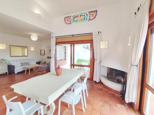 Una sala de estar con una mesa y sillas blancas. en Oura Family House, en Albufeira