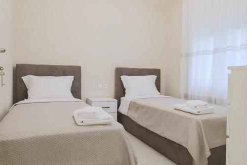 two beds sitting next to each other in a room at Mourati House in Ayios Nikolaos Sithonia