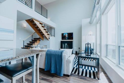 Μια τηλεόραση ή/και κέντρο ψυχαγωγίας στο Open 2BR-1BA Penthouse w Pool and Balcony