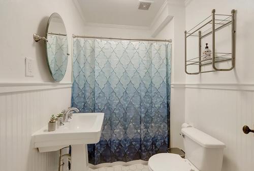 Ένα μπάνιο στο Delsey family home steps away from Park Circle