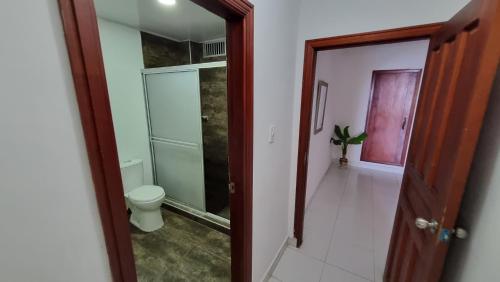 Phòng tắm tại Habitación en el rodadero a solo pasos del mar