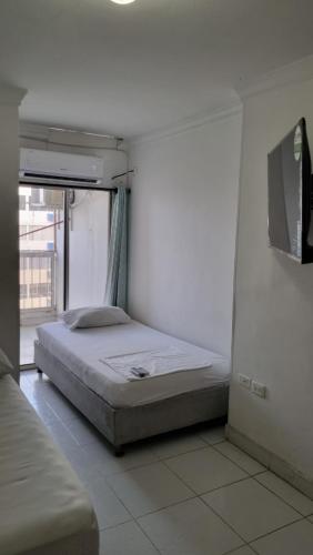 Giường trong phòng chung tại Habitación en el rodadero a solo pasos del mar
