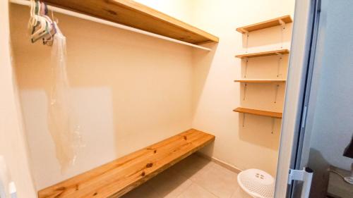 a closet with a wooden bench in a room at Apartamento de 2 habitaciones in Colorado
