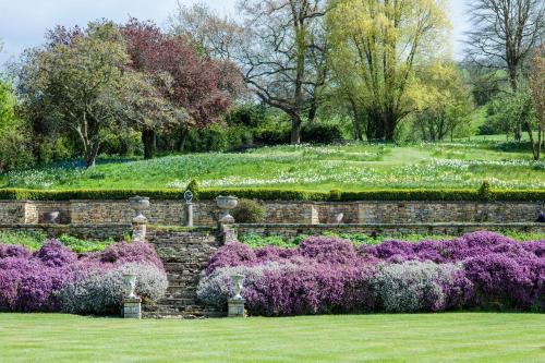 Сад в Buckland Manor - A Relais & Chateaux Hotel