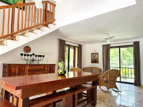 ein Esszimmer mit einem Holztisch und Stühlen in der Unterkunft Villa Arqueologica in Playa del Carmen