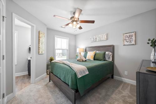 una camera con letto verde e ventilatore a soffitto di Unit 606 - 1625 Golf Club Ln a Clarksville