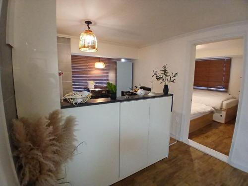 Η κουζίνα ή μικρή κουζίνα στο Yongsan Hyochang Park 3 minutes, breakfast included, luggage storage service