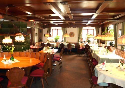 ショップハイムにあるHistorisches Genusshotel Löwenのテーブルと椅子が備わるレストラン