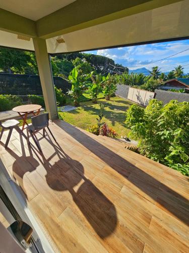 ウツロアにあるSunrise Lodgeの木製デッキの上のテーブルの影