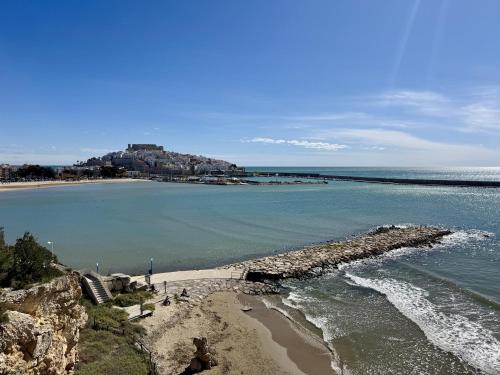 a view of a beach with a hill in the distance at Mirador Somhome in Peñíscola