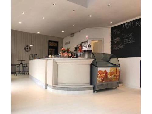 a restaurant with a counter and a bar in a room at Apartment in Luni mit Balkon in Luni