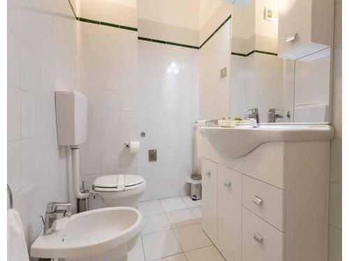 LuniにあるApartment in Luni mit Balkonのトイレと洗面台を備えた白いバスルーム