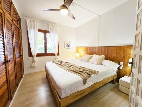 Ένα ή περισσότερα κρεβάτια σε δωμάτιο στο Villa in L Escala with Private Pool & Beaches