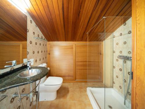 Ένα μπάνιο στο Villa in L Escala with Private Pool & Beaches