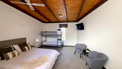 Postel nebo postele na pokoji v ubytování Colonial Bank Motel