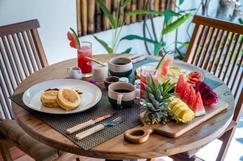 un tavolo con un piatto di cibo e frutta di Coco Lodge a Gili Trawangan